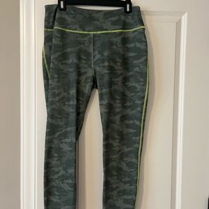 Vineyard Vines Camouflage Green Leggings